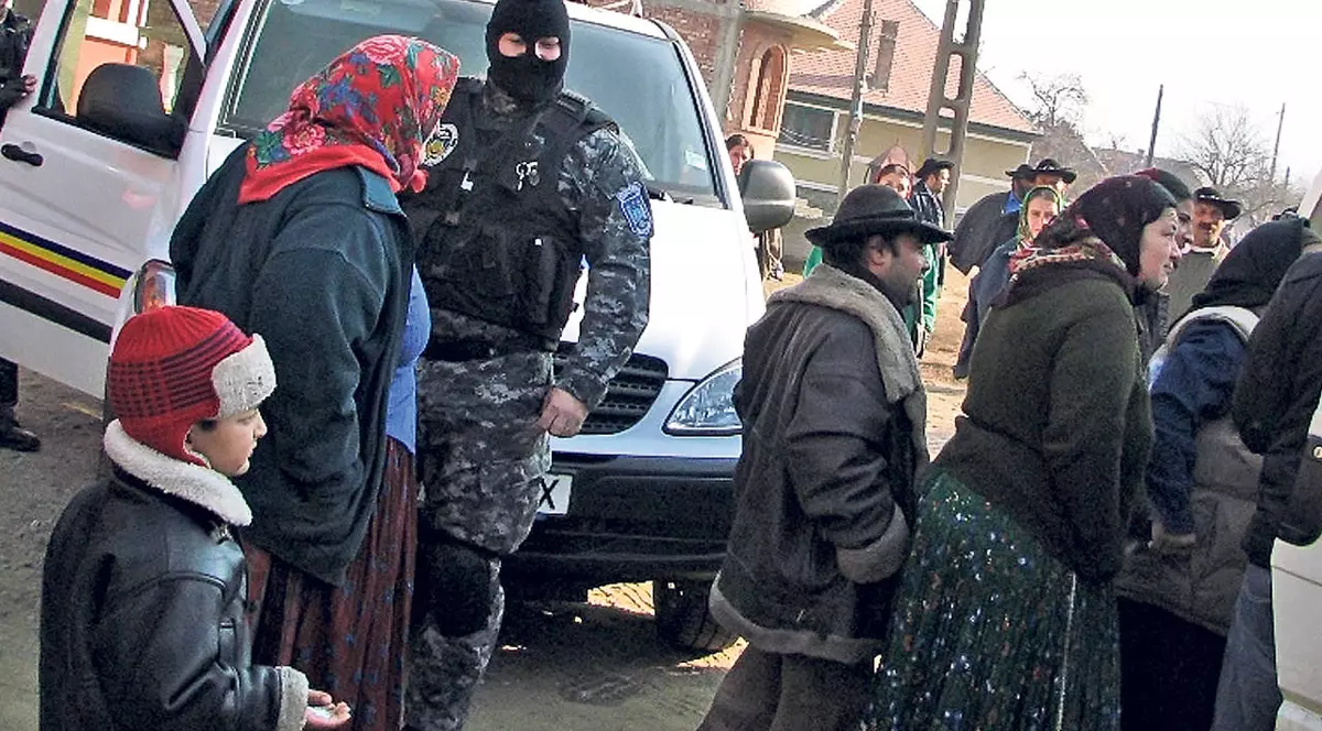 EXCESUL DE ZEL AL POLIȚIȘTILOR ne costă 192.000 de euro! CEDO a condamnat România în cazul romilor de la Apalina