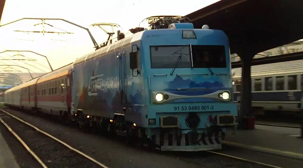 Miroase a 2015! Un tren a parcurs în premieră distanţa Bucureşti - Braşov în mai puţin de două ore