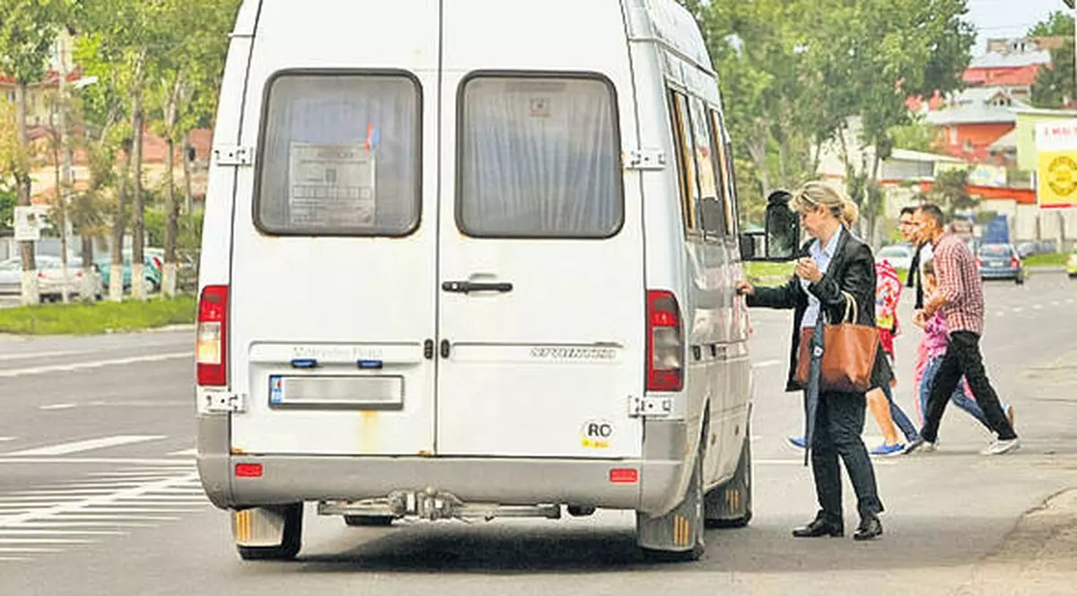 A dat fotoliul de deputat pe volanul de șofer! Un ales va duce copiii dintr-un sat cu microbuzul