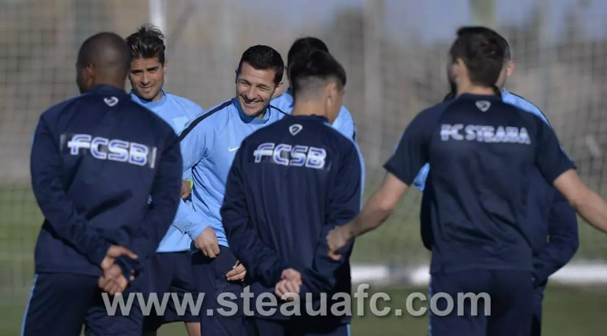 STEAUA / Primul antrenament al campionilor în Spania. ^Cum au fost surprinşi "arabii" Sănmărtean şi Szukala. Cum au acoperit campionii sigla câştigată în instanţă de Armată / GALERIE FOTO