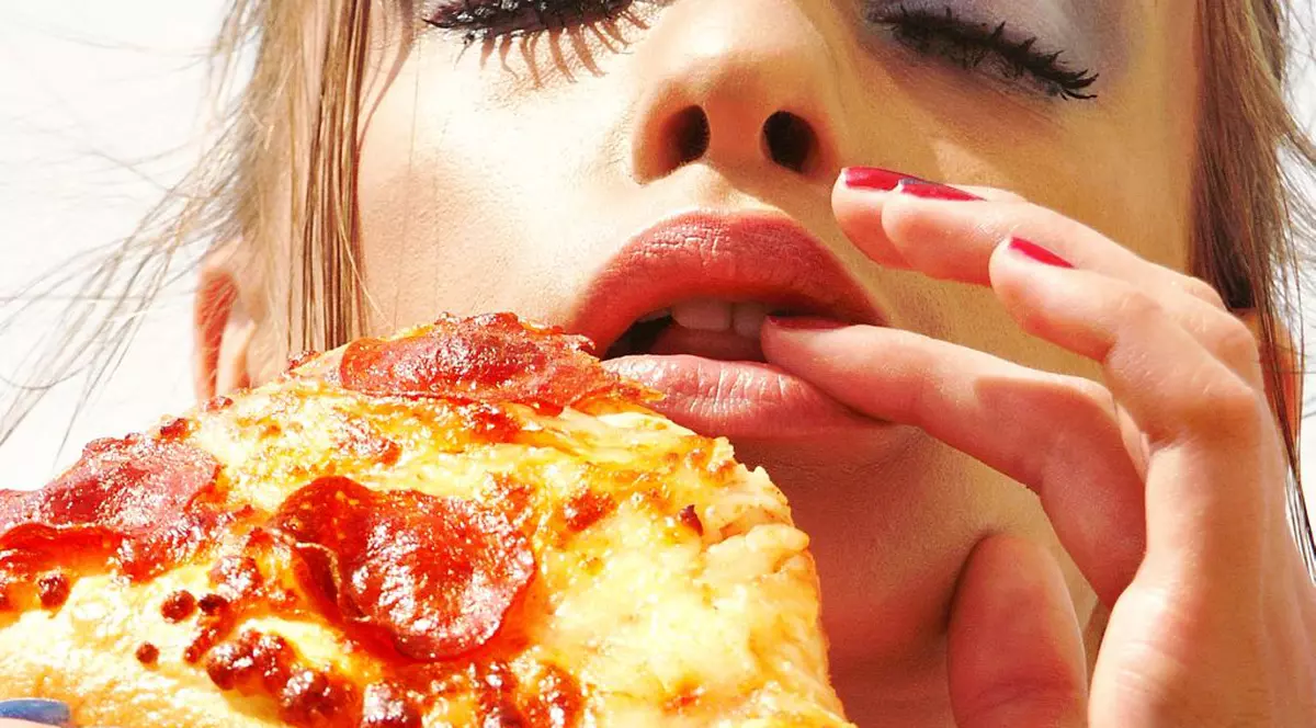 Asta este ”crima” perfectă! Știi cum poți să furi pizza de la prietenii tăi fără ca ei să observe? VIDEO 