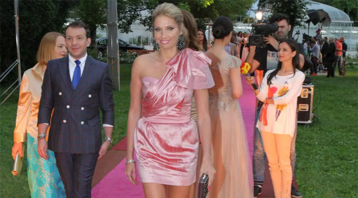 Se laudă cu picioare frumoase, dar a ”reușit” să le rupă de 6 ori! O vedetă de la noi ajunge din nou pe masa de operație 