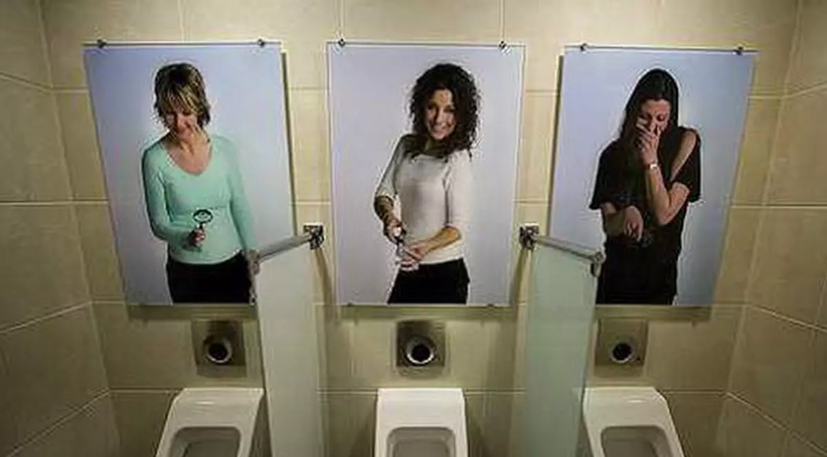 RÂZI CU LACRIMI. Ce ipostaze au surprins camerele de luat vederi instalate în toaletele stadioanelor din America / GALERIE FOTO