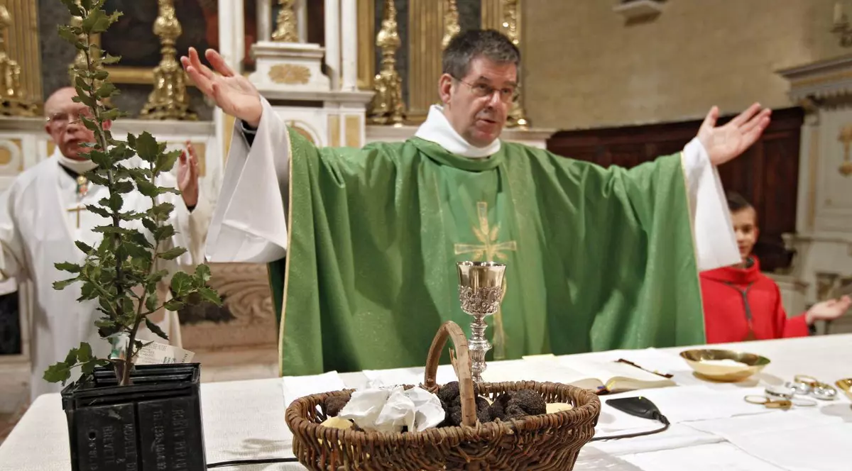 Credeai că numai la noi preoții binecuvântează orice? Uite ce se întâmplă în Franța!  