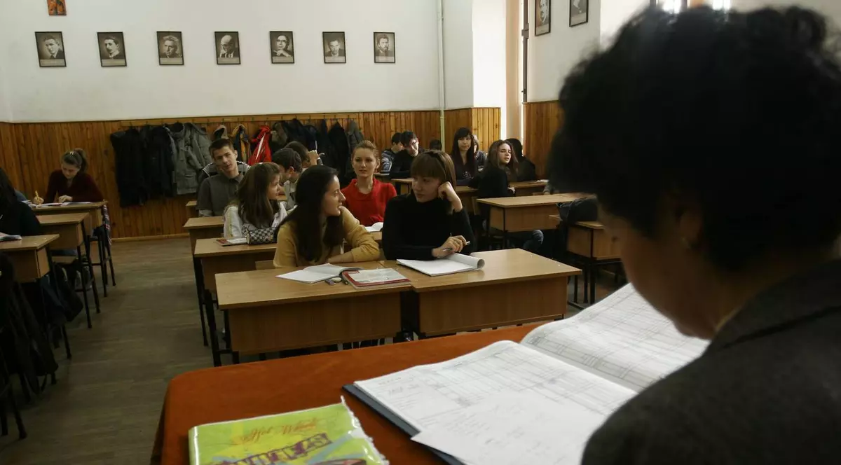 Dascălii pensionari pot rămâne la catedră. Vezi care sunt condițiile