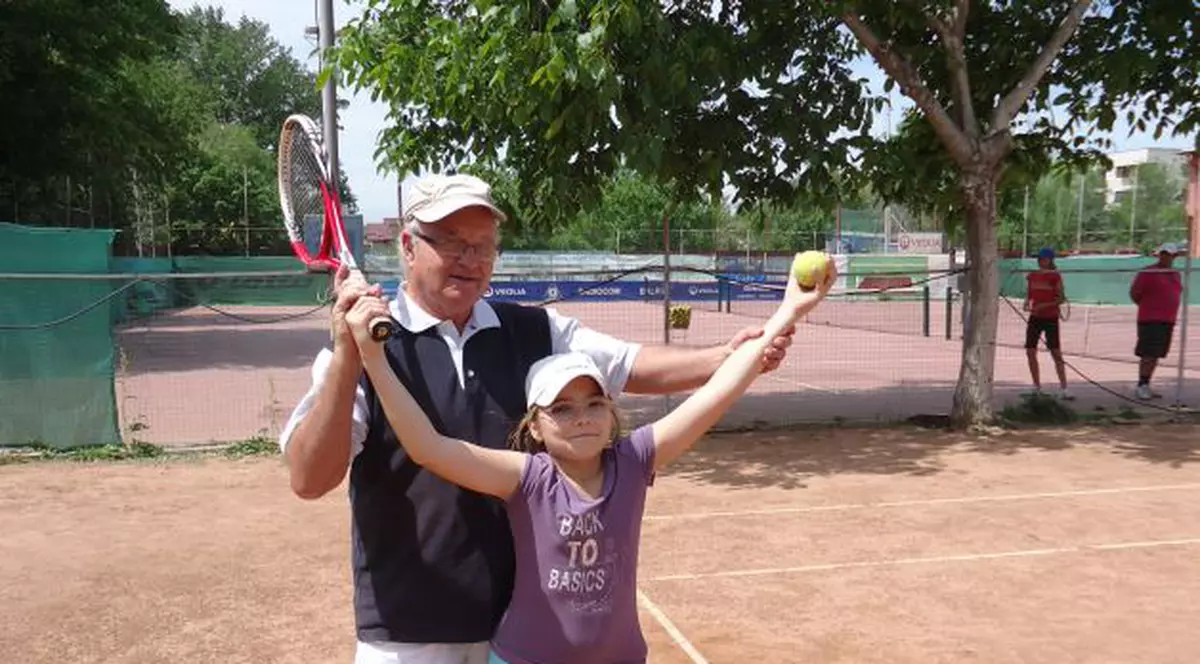 Lecţii de tenis la “Academia Sever Dron”. ”La început nu e scump”. TOATE COSTURILE