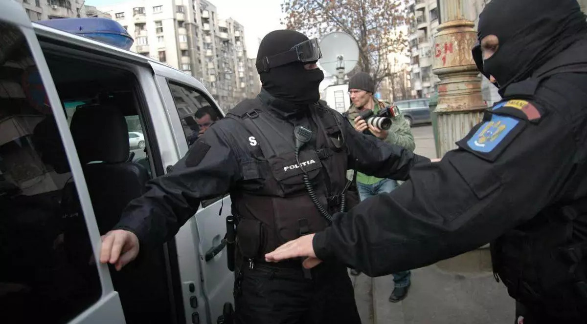 Spărgatori de case ”călcați” de mascați