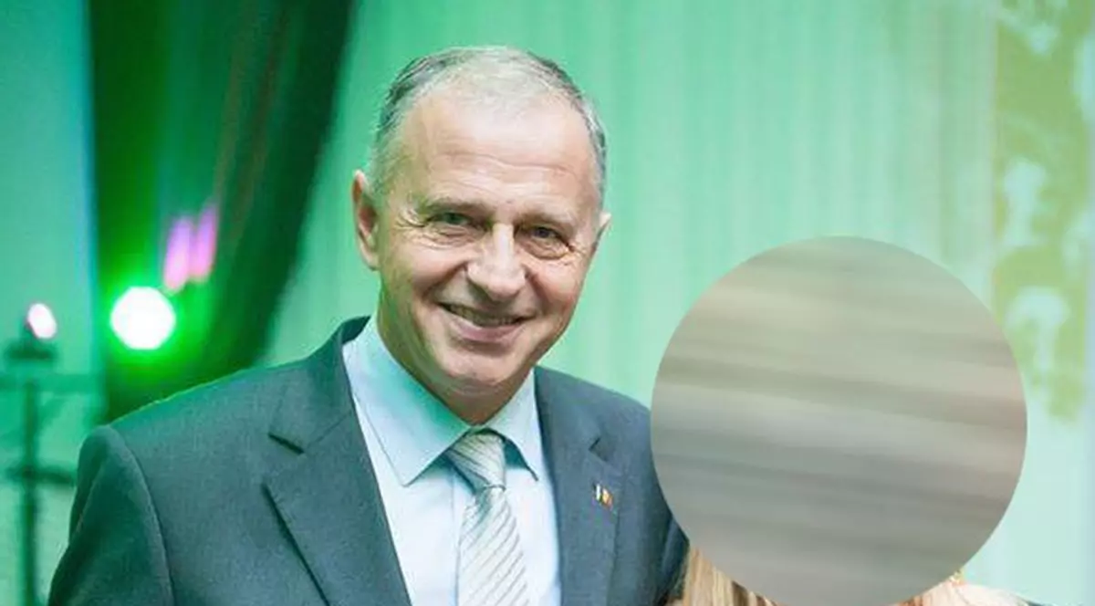 Cine-i blonda care i-a smuls lui Geoană acest zâmbet? 