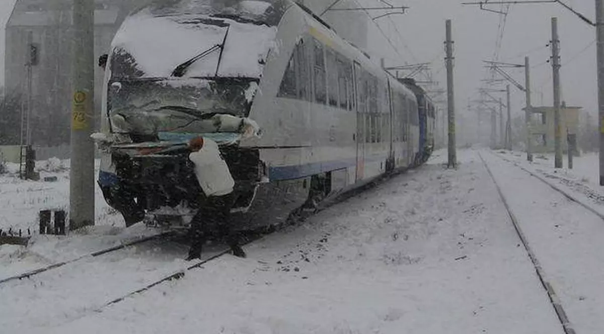 Accident grav în județul Cluj! Locomotiva unui tren de călători a deraiat după ce a lovit o cireadă de vite