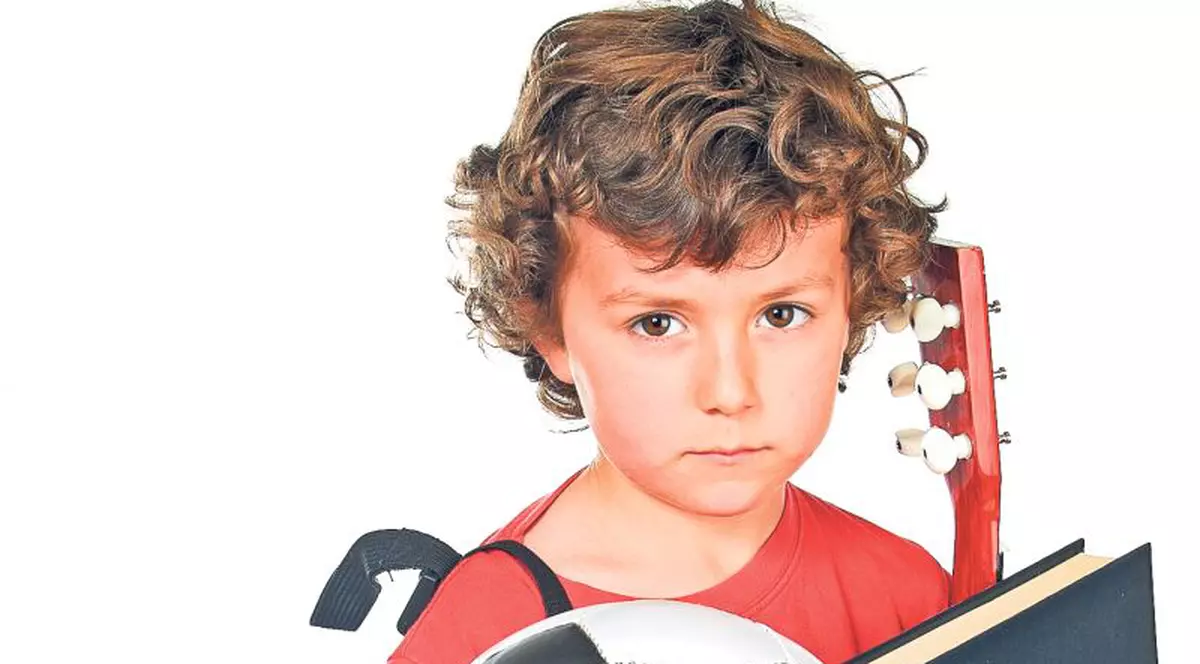 Prea multe activităţi extraşcolare? Cum îţi dai seama că îi ceri copilului tău cât nu poate duce