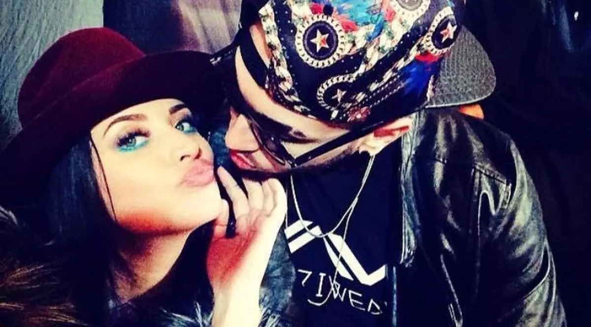 Portret de FAMILIE. Antonia și Alex Velea s-au POZAT cu BEBELUȘUL și CĂȚELUL, în PAT | FOTO