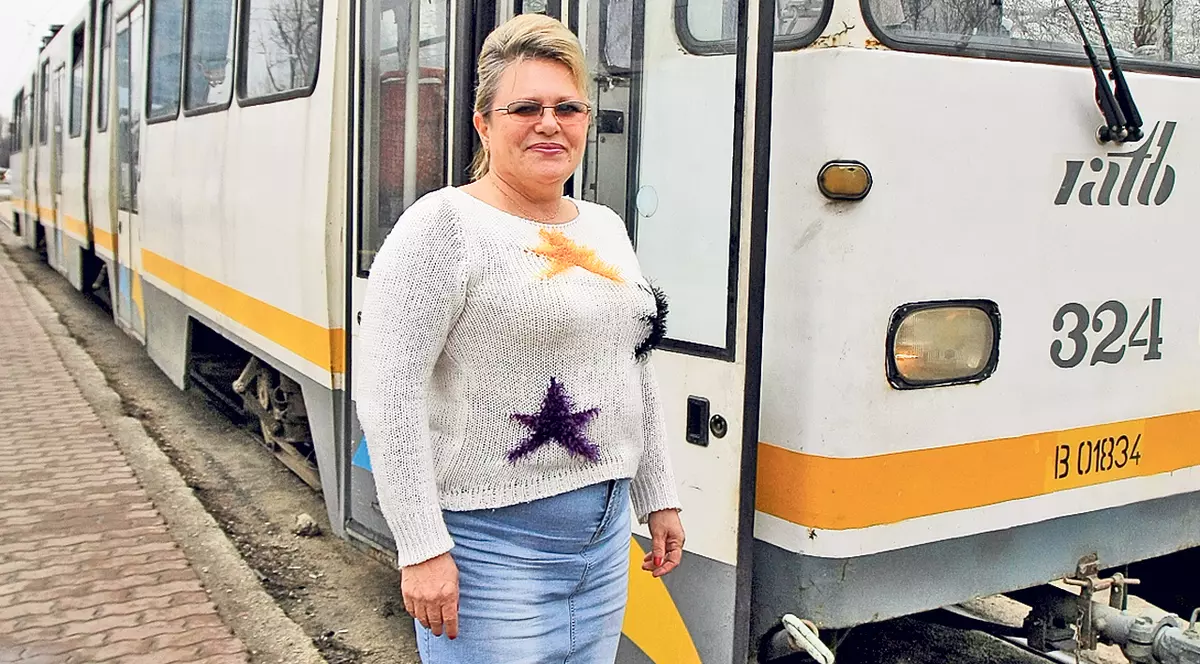 Tramvaiul este a doua ei casă! De 38 de ani strunește «trenul galben»