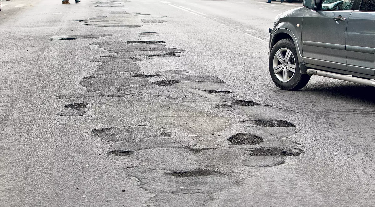 Ne înghit gropile! Alo, primăria, faceți ceva cu zecile de cratere din oraș