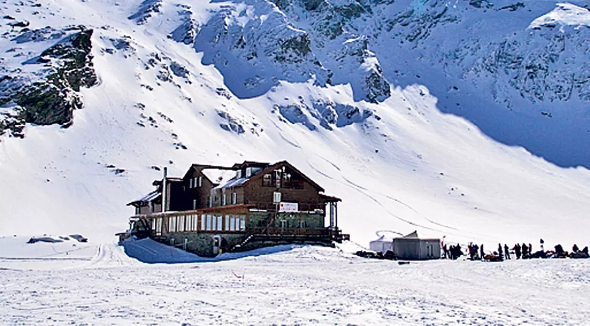 Mergeți la Bâlea? Meteorologii avertizează că e risc de avalanșe!