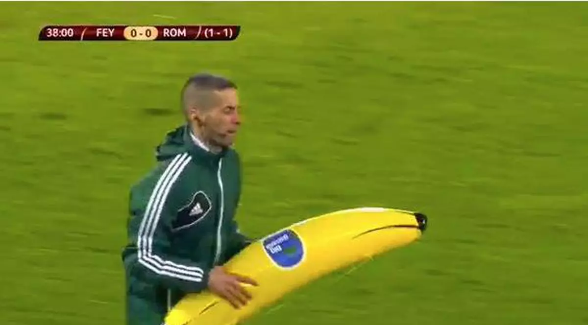 Liga Europa, ”16”-imi: Fiorentina a eliminat Tottenham. ”Tătă” a lipsit la gazde, Chiricheș - titular la oaspeți. ^Roma s-a calificat la Rotterdam. Partida, întreruptă 20 de minute, fanii au aruncat o banană gonflabilă pe teren