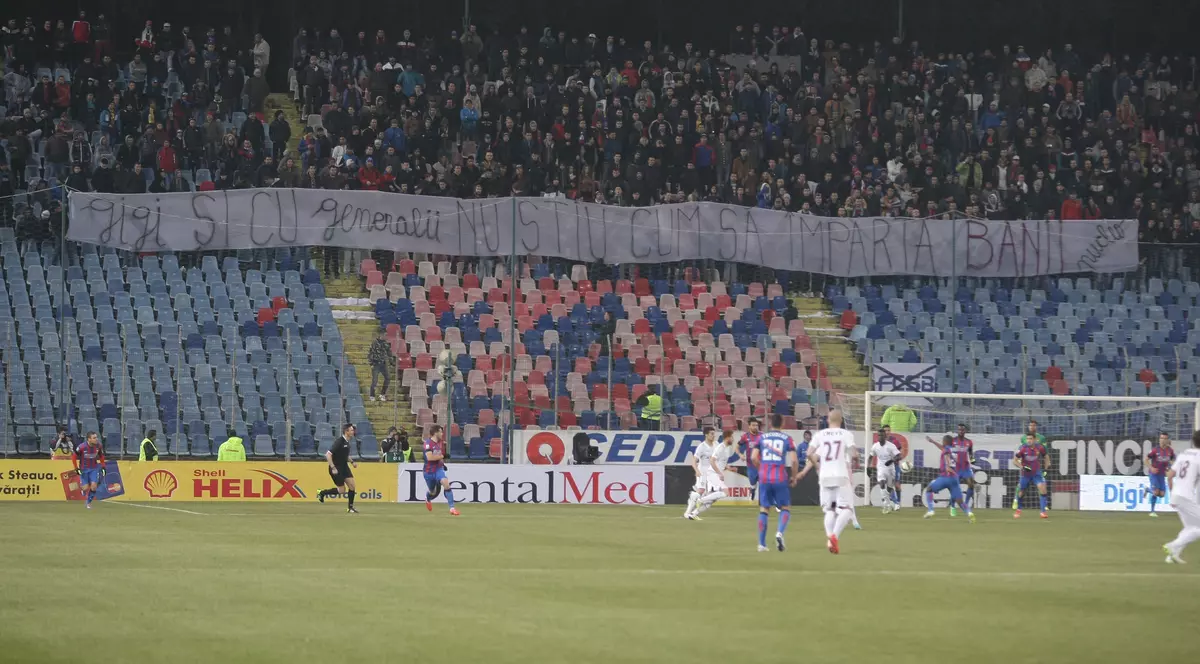 Steliștii au afișat mesaje împotriva lui Becali și a Armatei! ”Dintr-un club cu renume, ai o clonă fără nume” / FOTO
