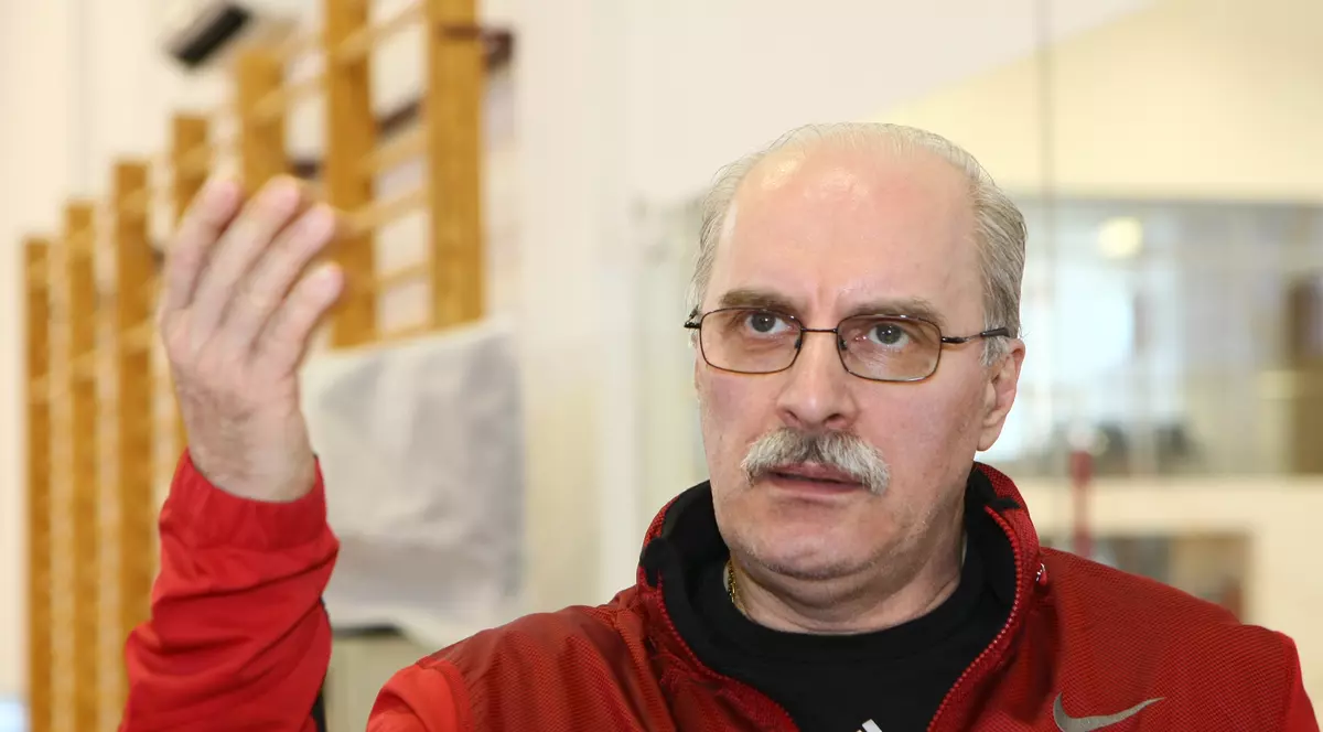 De ziua sa, Octavian Bellu pleacă la Viena în compania unor fete