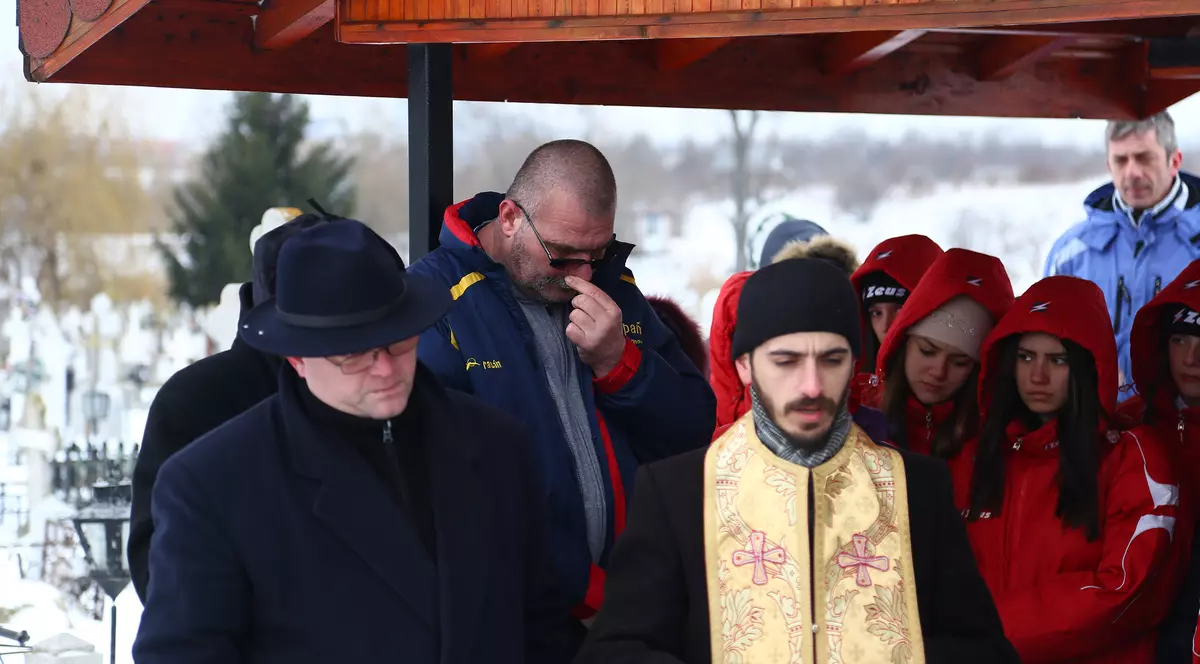 Petre Cozma a mers la cimitir pentru a-și plânge fiul / FOTO