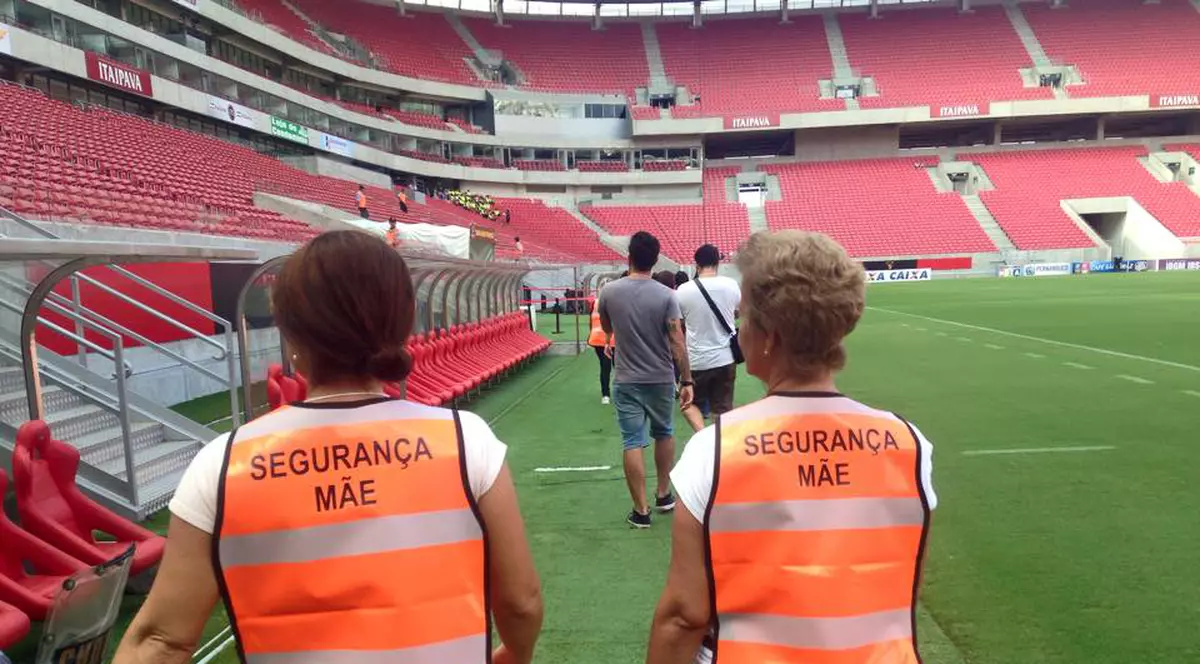 Un club de fotbal le-a angajat ca stewarzi pe mamele suporterilor!