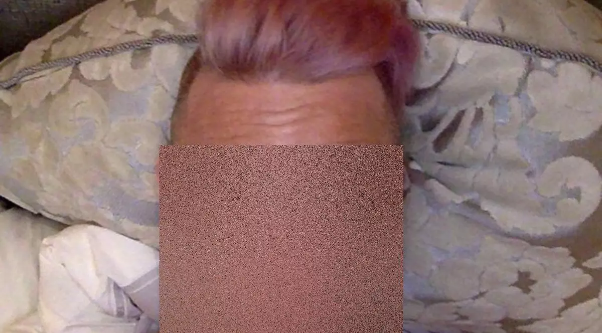 A pățit-o! Un cântăreț celebru s-a trezit cu părul roz | FOTO