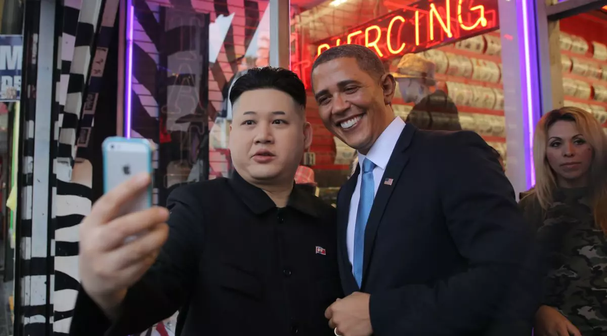 Nu credeai că o să vezi vreodată asta! ”Kim Jon Un”, selfie cu ”Barack Obama” | FOTO