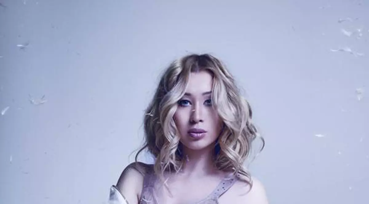 Îi calcă pe urme Simonei Halep. O cântăreaţă de la noi îşi face poze selfie în scopuri umanitare