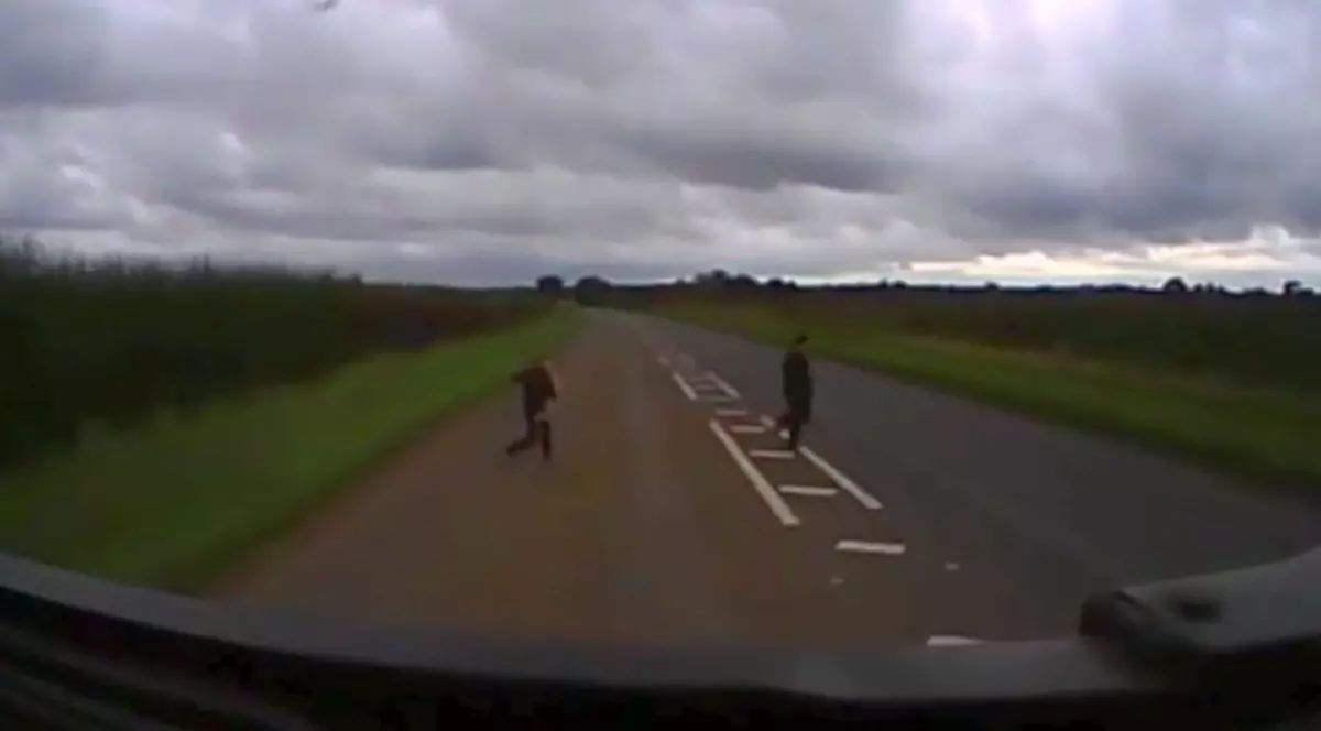 Doi adolescenţi s-au aruncat în faţa unui camion! Ce s-a întâmplat după te va uimi | VIDEO