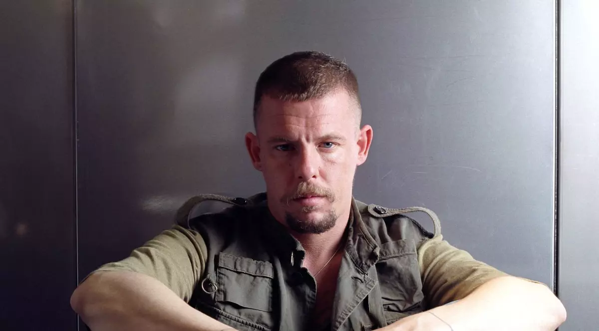 DEZVĂLUIRE TERIFIANTĂ.  Alexander McQueen a vrut să se SINUCIDĂ pe PODIUM. Care era PLANUL lui