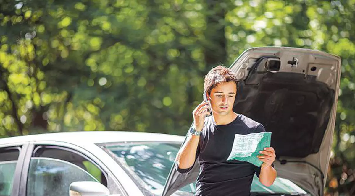 SCADE "TAXA PE TINEREȚE”. Mărțișorul vine cu prețuri mai mici la polițele RCA 