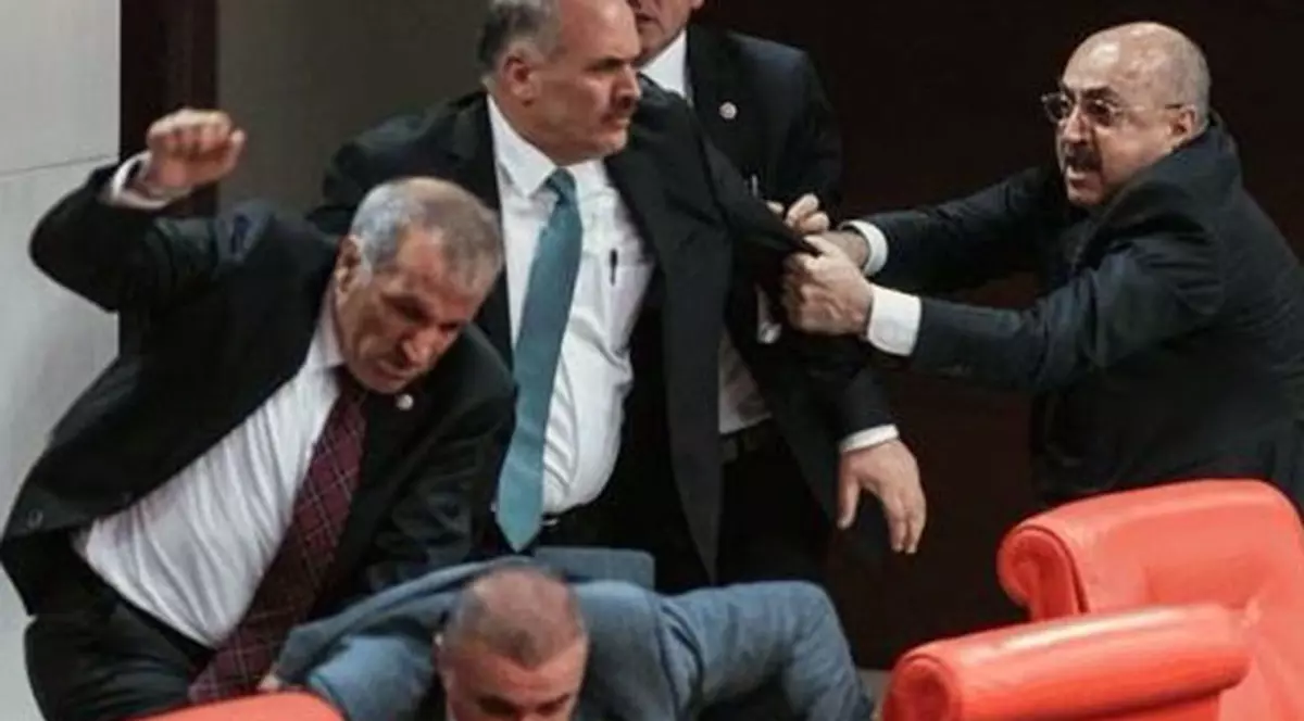 Bătaie în Parlamentul Turciei! Cinci deputaţi au fost răniţi | VIDEO