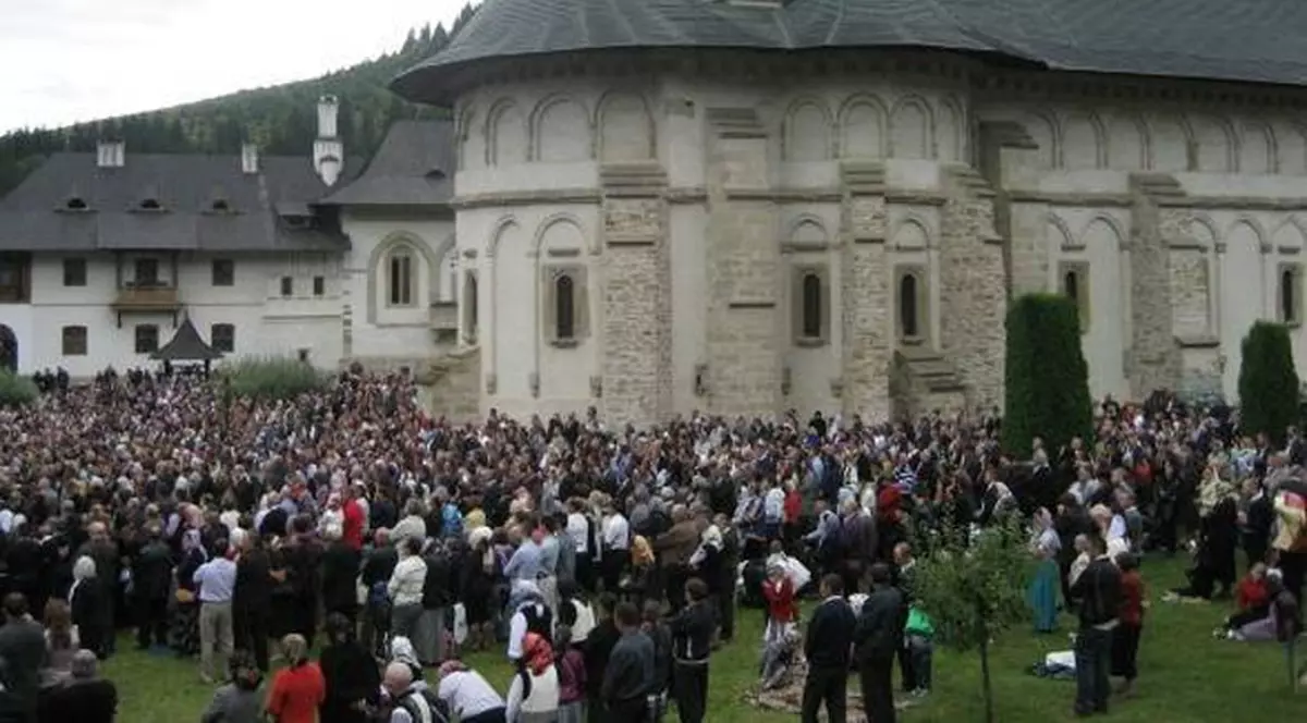 Imagini INCREDIBILE! Vezi ce fac PREOȚII de la Mănăstirea Putna