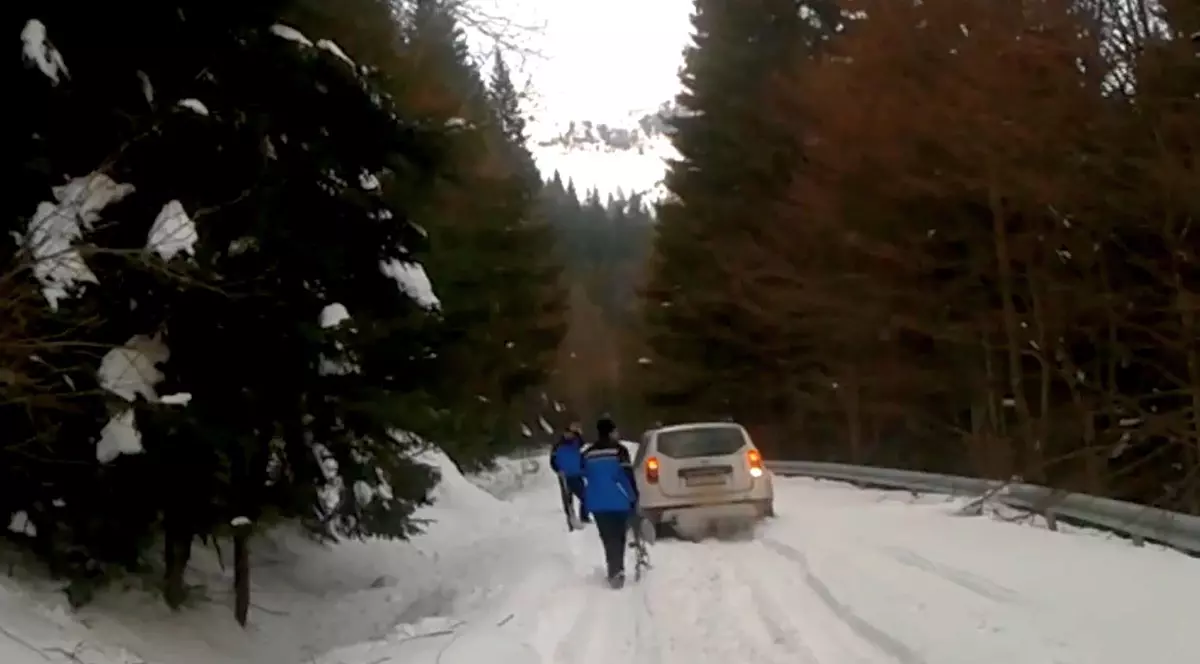 O familie din Argentina, salvată de jandarmi în munţii Bucegi | VIDEO