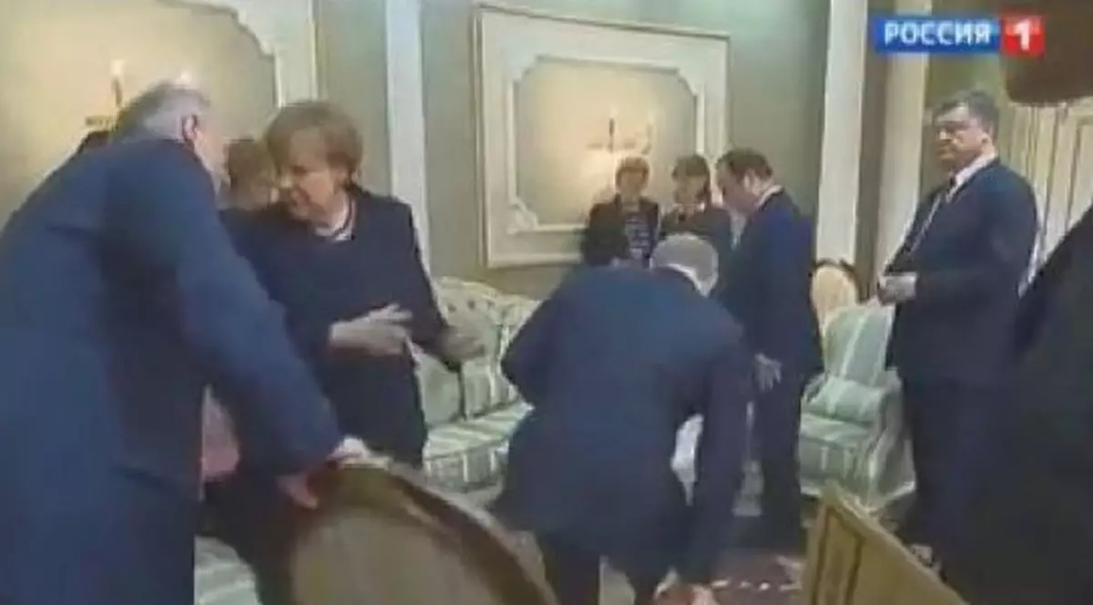 VIRALUL SĂPTĂMÂNII cu Merkel și PUTIN. Uite cum i-a TRAS SCAUNUL de sub FUND celui mai puternic om din lume | VIDEO