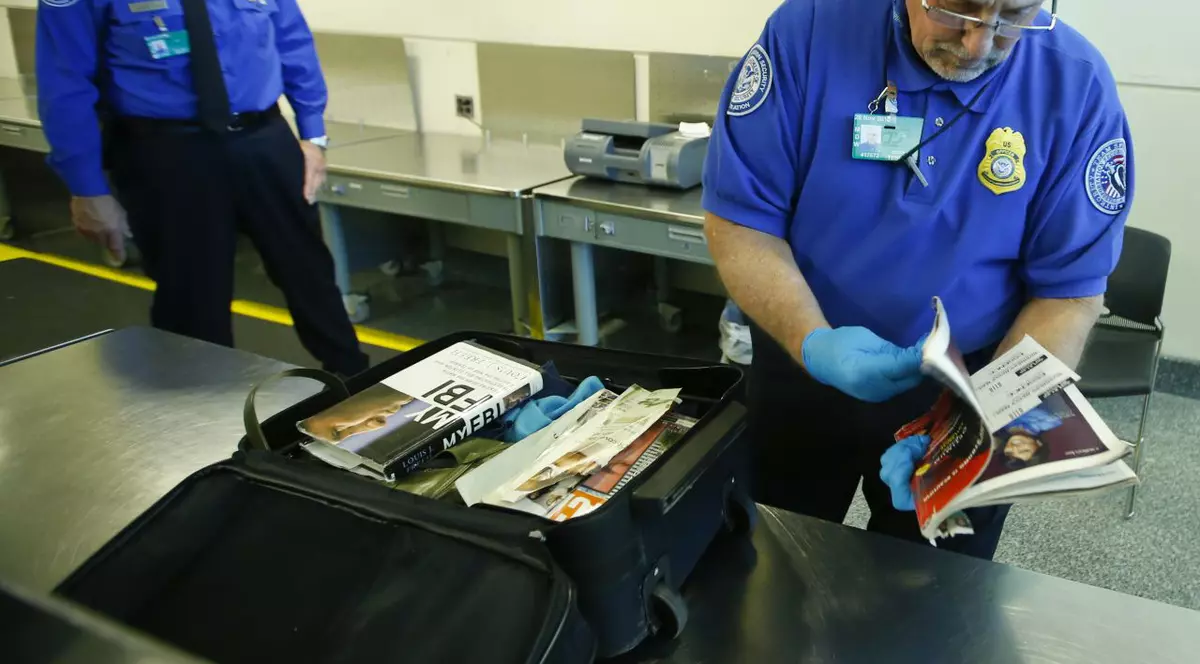 Nu o să uite niciodată această umilință! Cu ce a fost prins un bărbat pe Aeroportul din Budapesta | VIDEO 