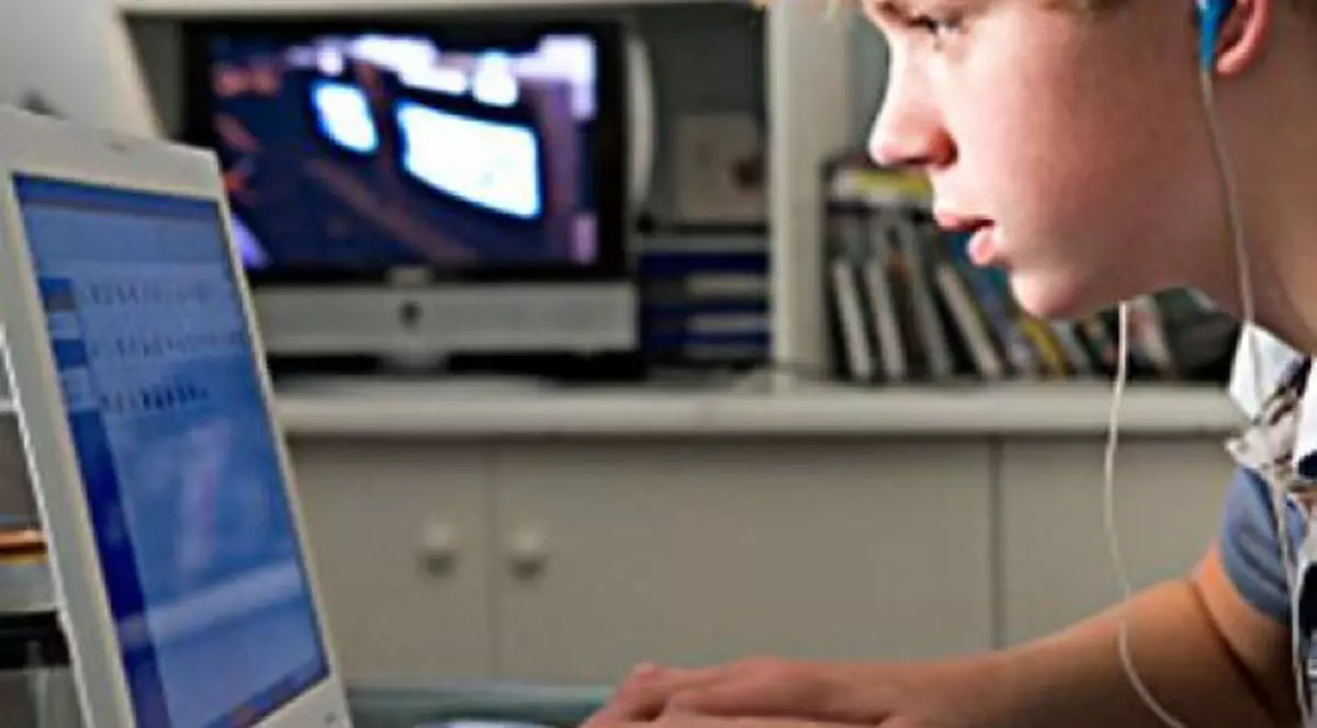 Internetul, sursă de tensiune în familie