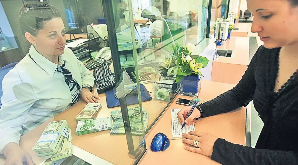 Se ieftinesc creditele în lei!