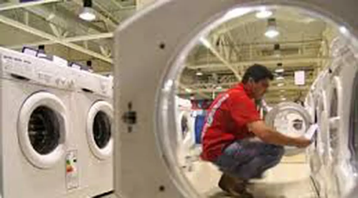 Electroretailul, din nou în priză. Cât de DES îşi SCHIMBĂ românii TELEFONUL