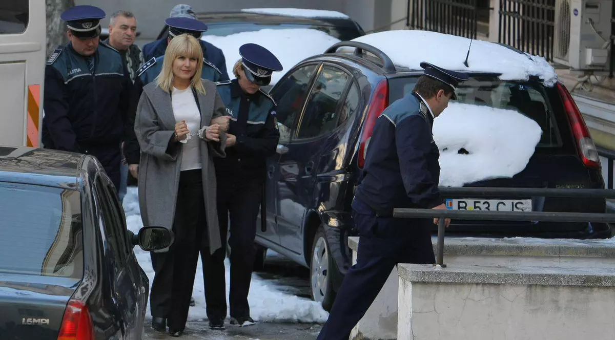 Elena Udrea, ÎNCHISĂ într-o celulă cu GÂNDACI și PĂIANJENI! DECLARAȚIILE unei foste DEȚINUTE celebre