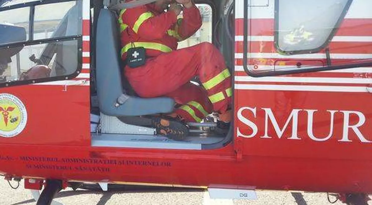 Accident grav la Mioveni. Cod roșu de intervenție. Unul dintre tinerii răniți, transportat la București cu un elicopter SMURD
