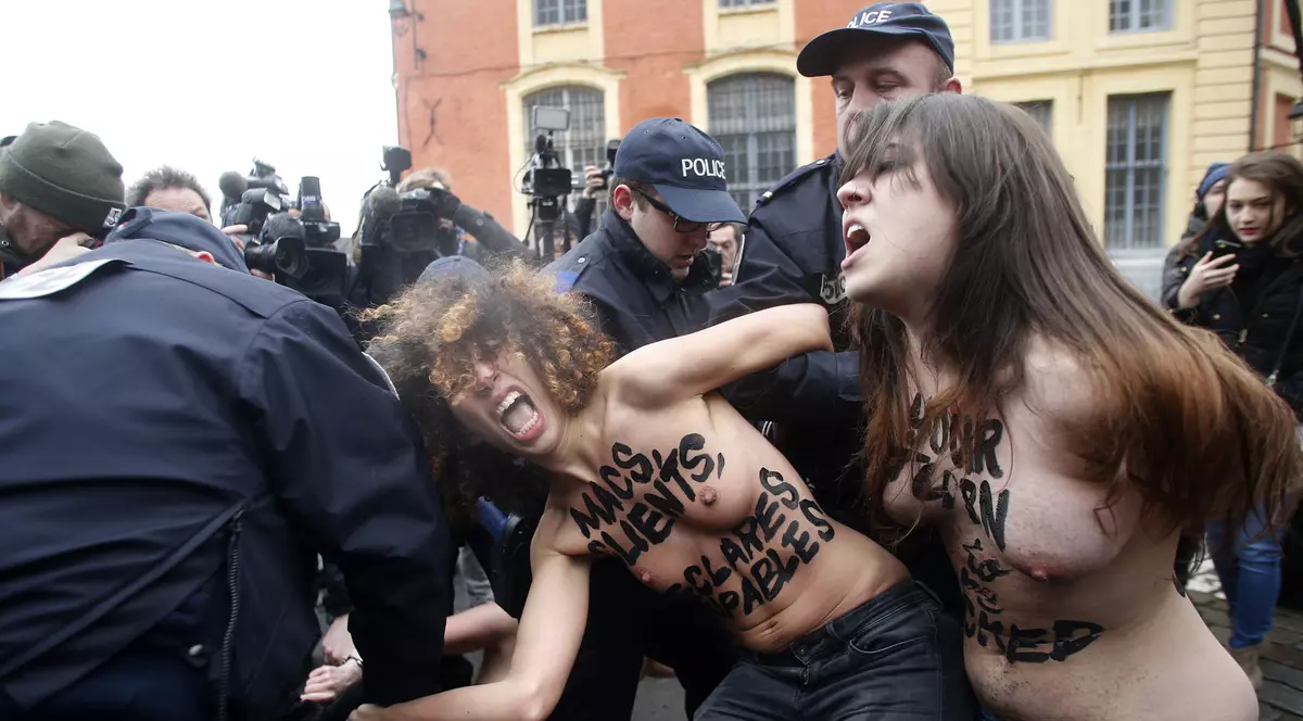 Întâmpinat în SÂNII GOI la intrarea în tribunalul din Lille!