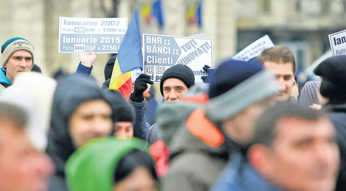 Protest în fața Parlamentului. Datornicii în franci elvețieni cer urgentarea legii conversiei