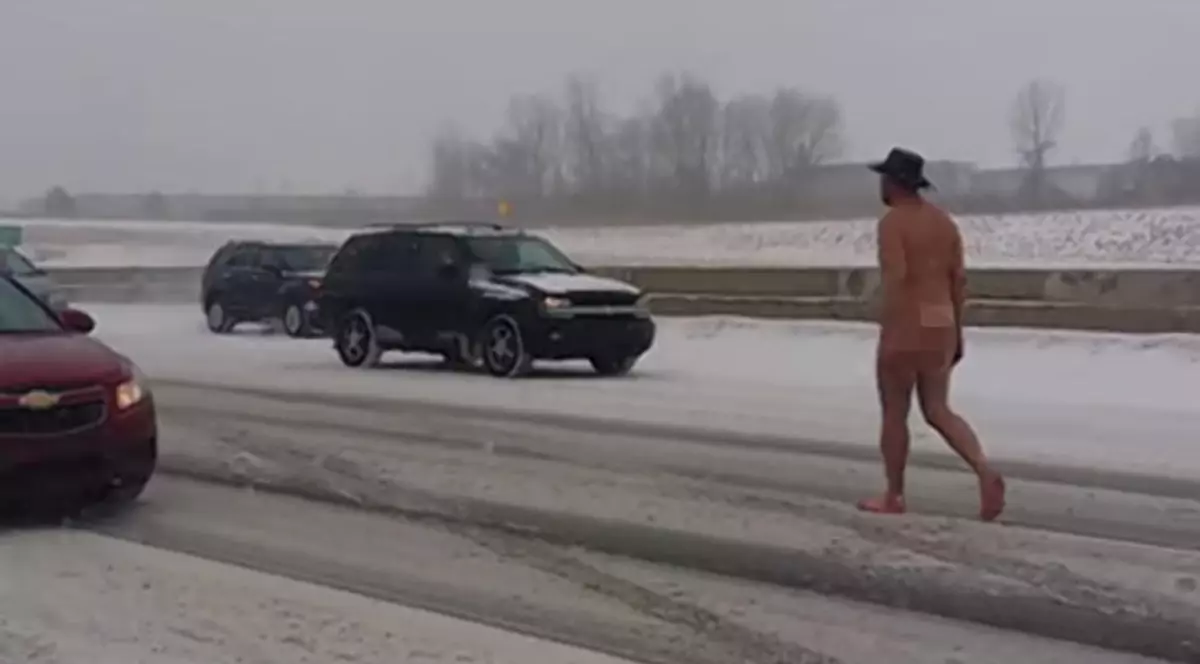 CE CRIZE A FĂCUT! Și-a dat hainele jos și A IEȘIT GOL-PUȘCĂ pe VISCOL! VIDEO DEMENȚIAL