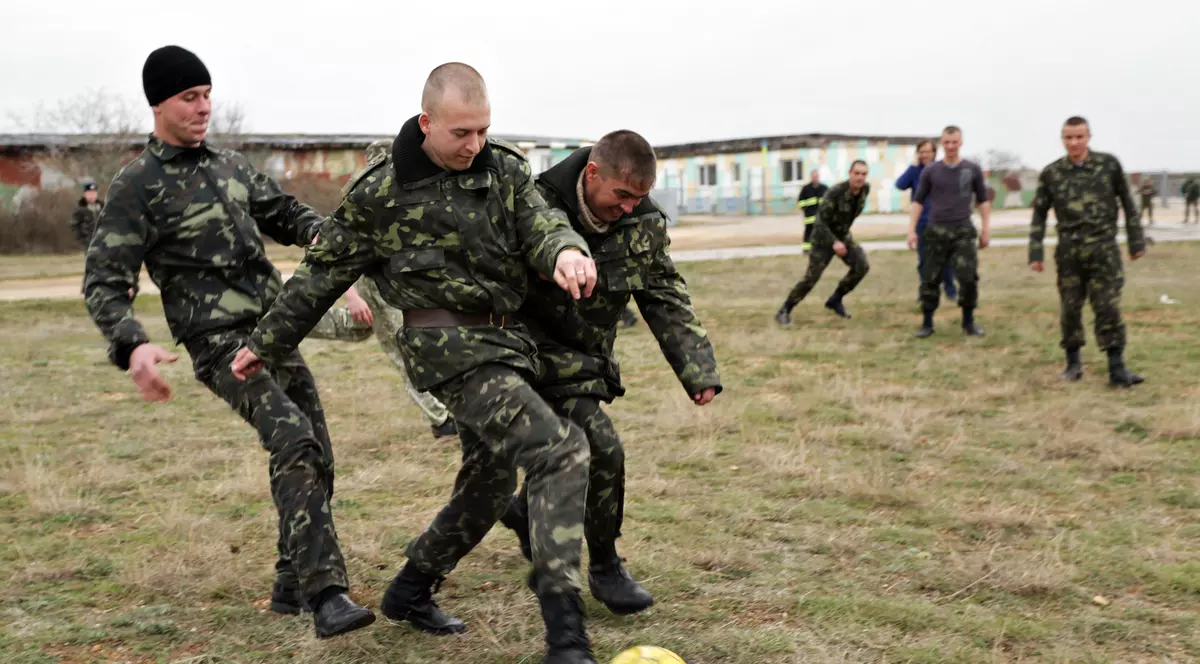 Militarii ucraineni joacă fotbal pe câmpul de luptă / VIDEO
