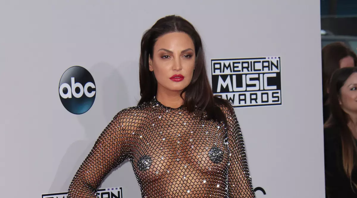 Mai mult DEZBRĂCATE decât ÎMBRĂCATE! Iată cele mai PROVOCATOARE rochii din istoria Hollywood-ului | FOTO