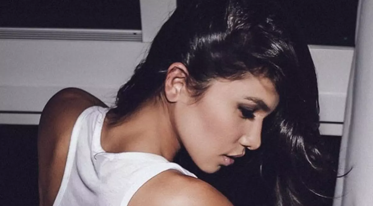 Îți vine să crezi că este MAMĂ? Imagini INTERZISE MINORILOR, postate pe INTERNET | FOTO