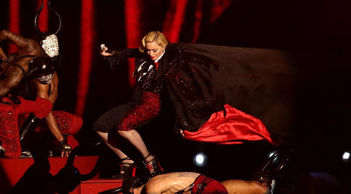 În ce HAL a putut să cadă! Cum a încercat Madonna să se SCUZE pentru incidentul de pe SCENA Brit Awards | VIDEO