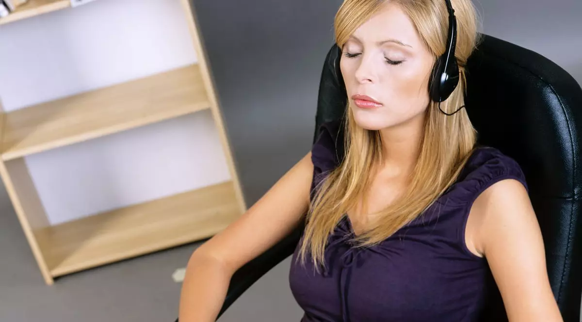 Asculți MUZICĂ în timp ce ÎNVEȚI? Uite ce se poate ÎNTÂMPLA