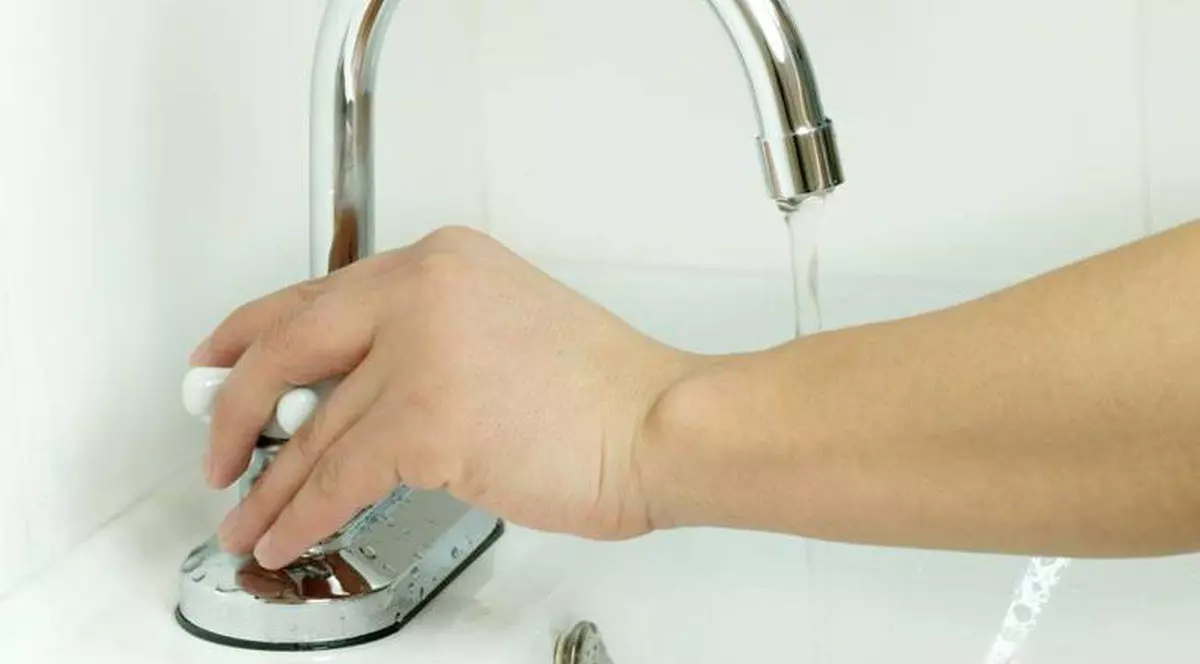 Mii de bucureșteni rămân fără apă potabilă. Vezi de când