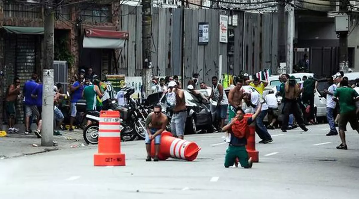 Tragedie în Brazilia. Un mort şi şapte răniţi într-un război al galeriilor / GALERIE FOTO&VIDEO
