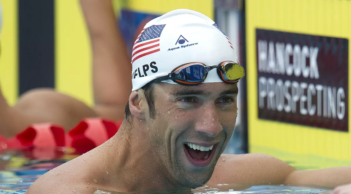 Michael Phelps s-a logodit cu o fostă Miss California
